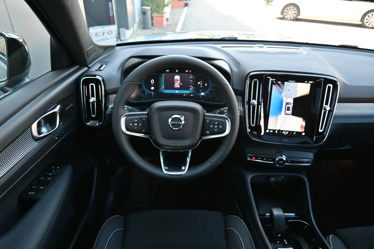 Volvo XC40 B4 DKG Ultra Dark*FSHZG*PANO*360°*ACC — معرض صور السيارة 19