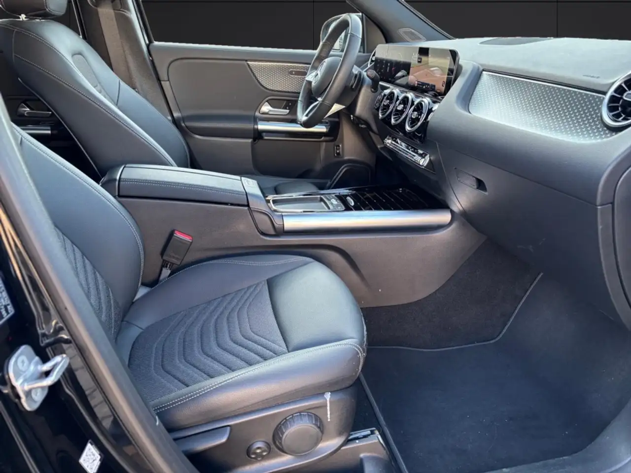 Mercedes-Benz GLA 220 4MATIC Progressive Line*Winterpaket — Vehicle gallery 6