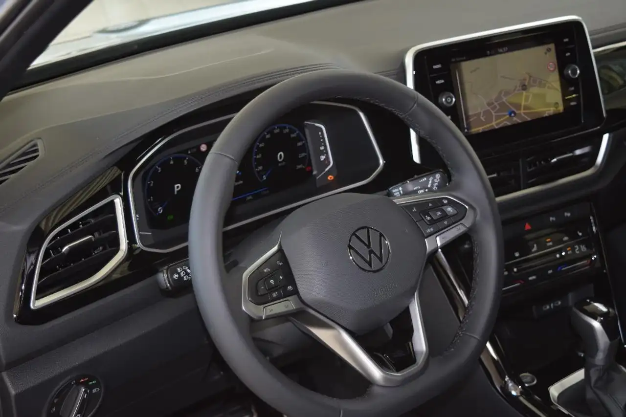 Volkswagen T-Roc R-Line TSI DSG AHK el. Klappe Navi — Vehicle gallery 14