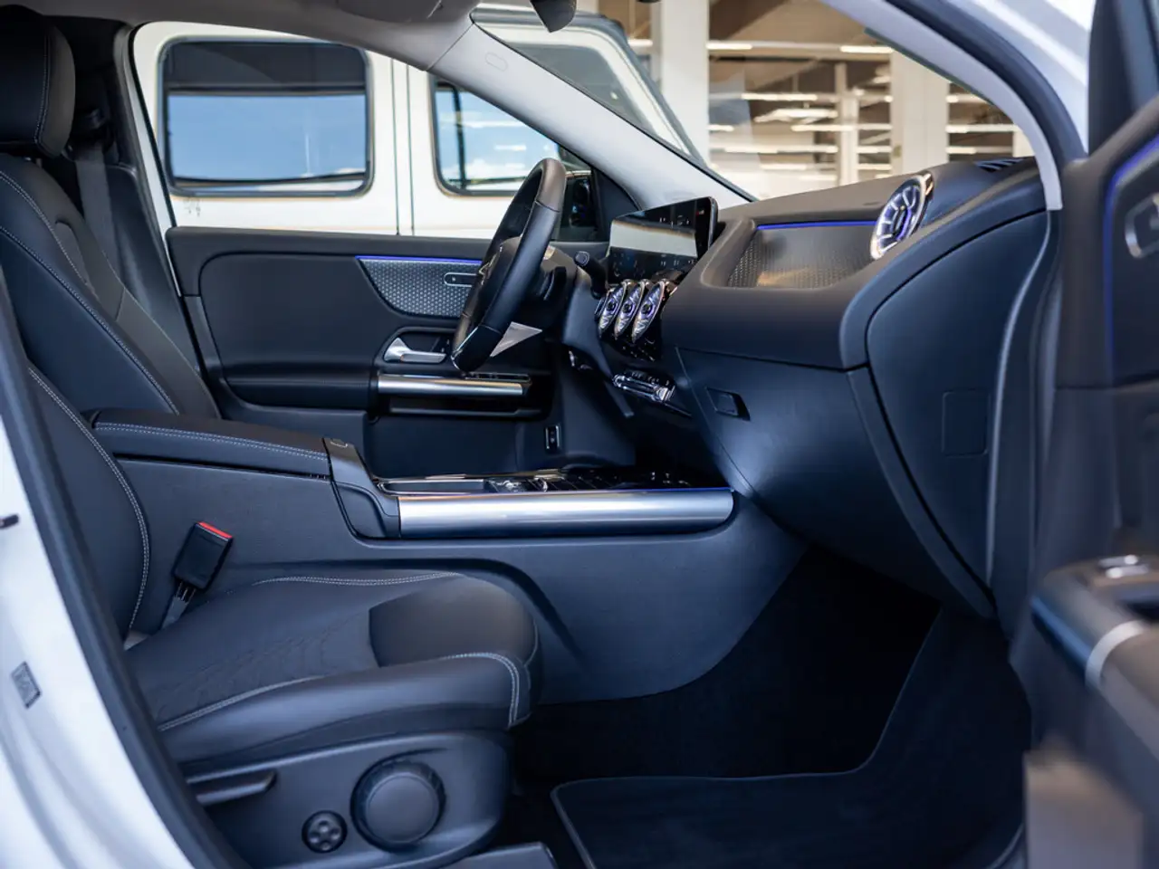 Mercedes-Benz GLA 220 4M Progressive Advanced+ NIGHT LED BT — Galería del vehículo 4