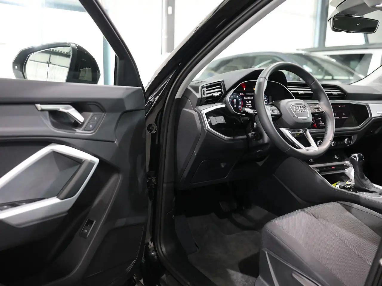 Audi Q3 35 TFSI / LED, VIRTUAL-COCKPIT, APPLE+ANDROID — Vehicle gallery 12
