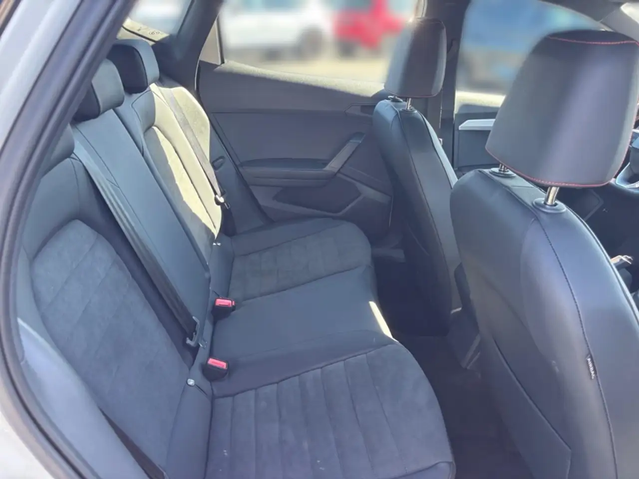 SEAT Ibiza 1.0 TSI FR LED Navi Dinamica Beats Kamera — Galería del vehículo 17