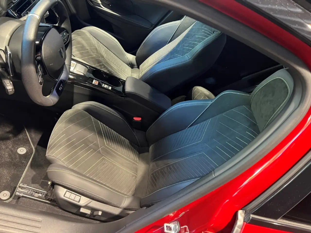 Peugeot 2008 GT 130 EAT 8 KAMERA SITZHZG DAB NAVI ACC — Galerie du véhicule 13