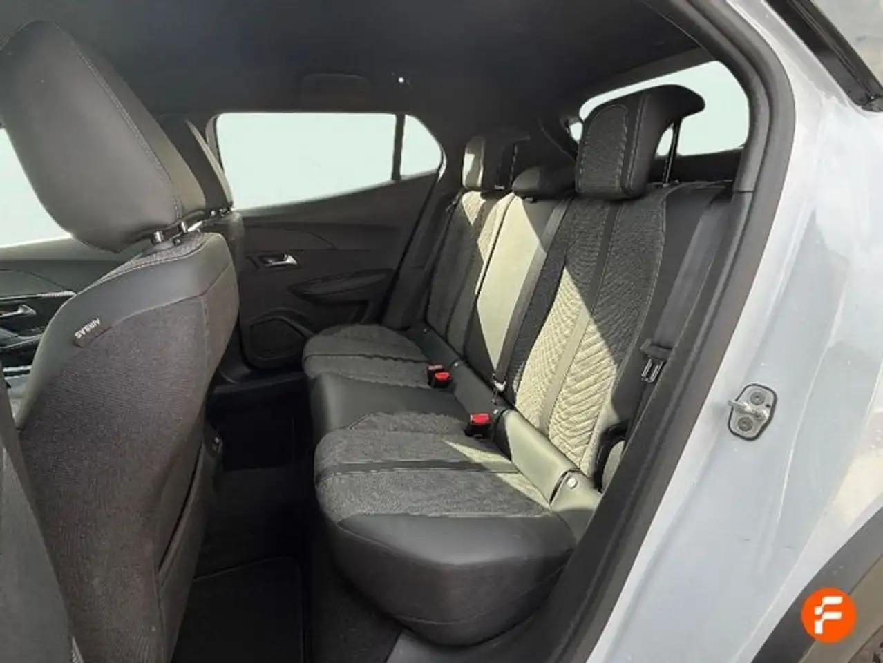 Peugeot 2008 1.2 PureTech S&S Allure EAT8 130 — Galería del vehículo 11