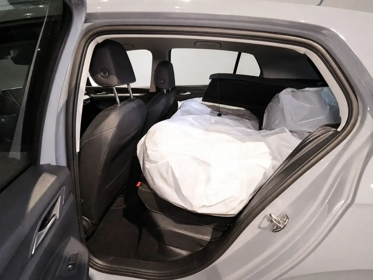 Volkswagen Golf VIII 1.5 eTSI Goal Navi+LED+Keyless+RearVie — Galerie du véhicule 11