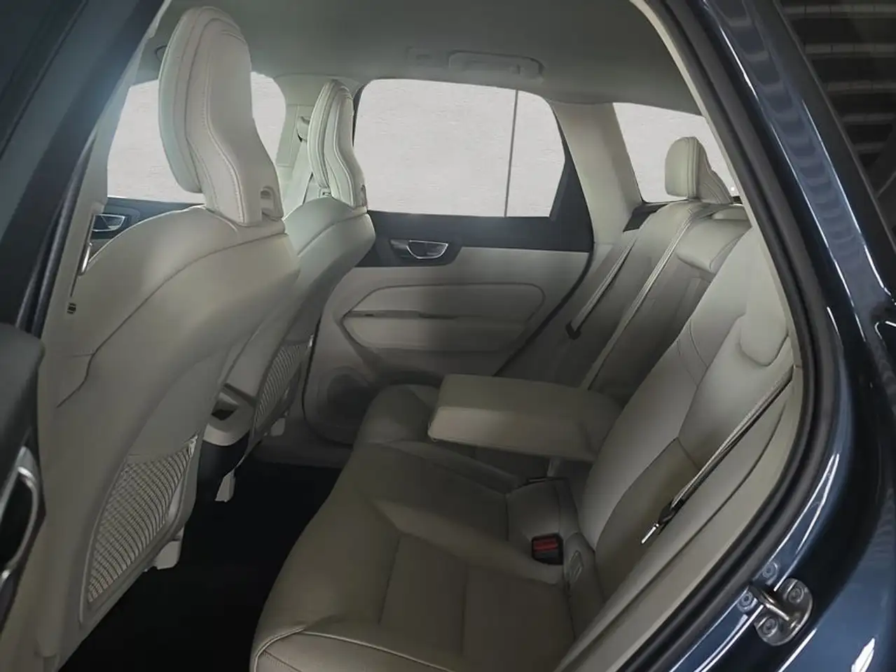 Volvo XC60 XC60 B5 B AWD Core — Vehicle gallery 14