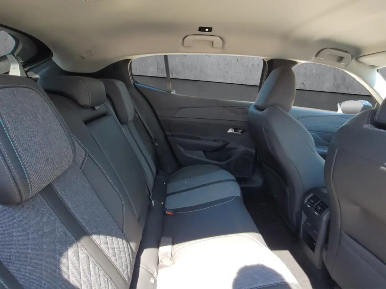 Peugeot 408 Allure PT 130 EAT8 AHK LED ACC Navi Memory Sitze 3 — Galería del vehículo 14