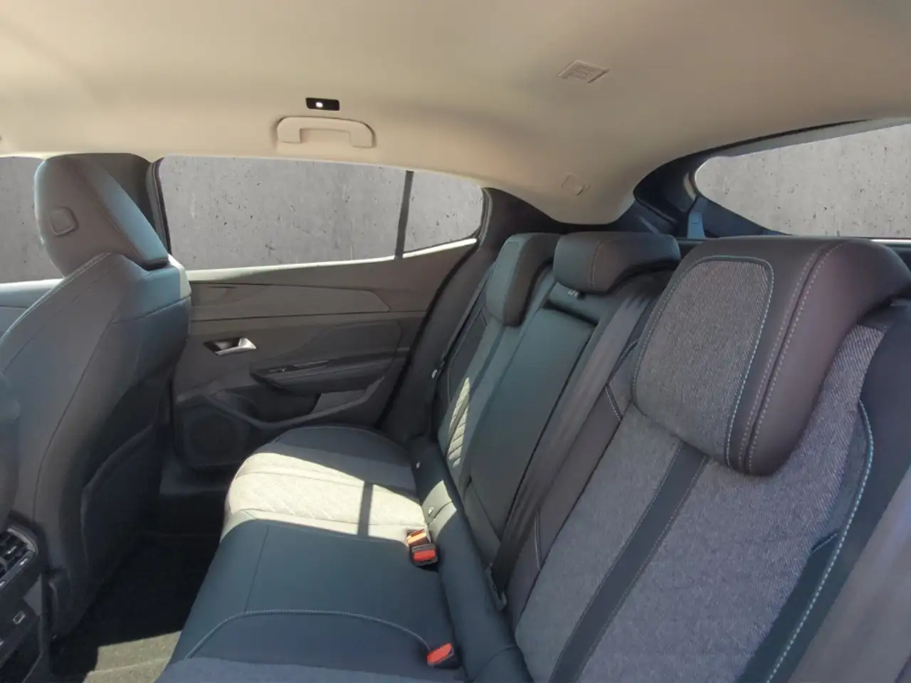 Peugeot 408 Allure PT 130 EAT8 AHK LED ACC Navi Memory Sitze 3 — Galería del vehículo 8