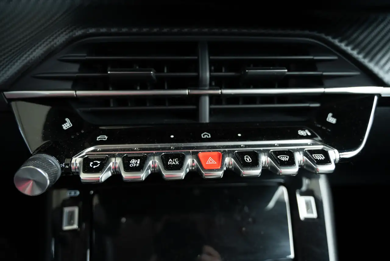 Peugeot 208 Allure 1.2 Hybrid 100 e-DSC6 *DAB*SHZ*KEYLESS* — Galerie du véhicule 6