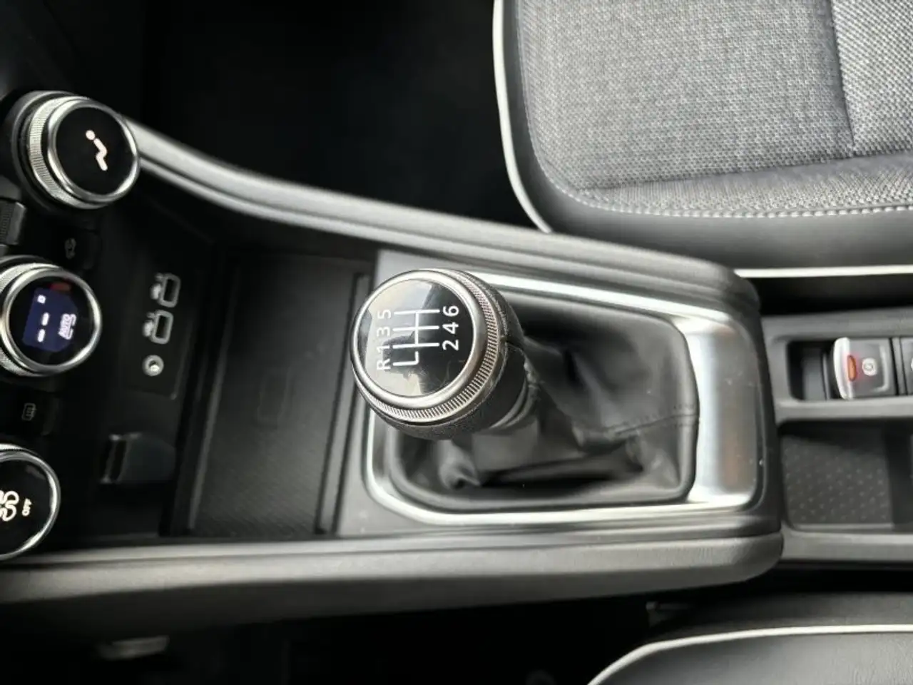 Renault Captur II Techno DAB LED RFK Klimaaut. PDC — Vehicle gallery 10
