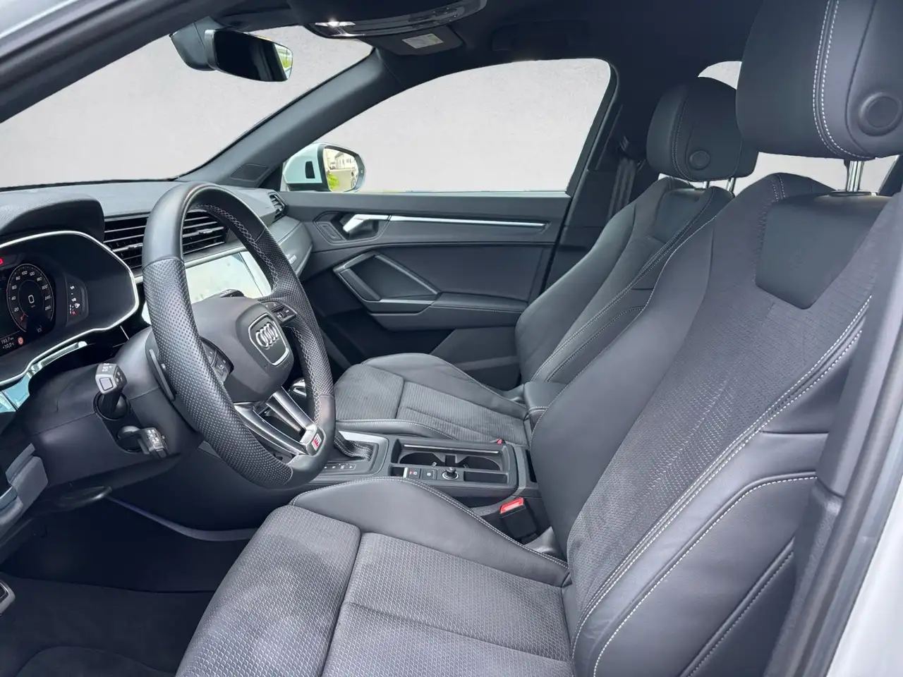 Audi Q3 40 TFSI quattro S Line — معرض صور السيارة 8