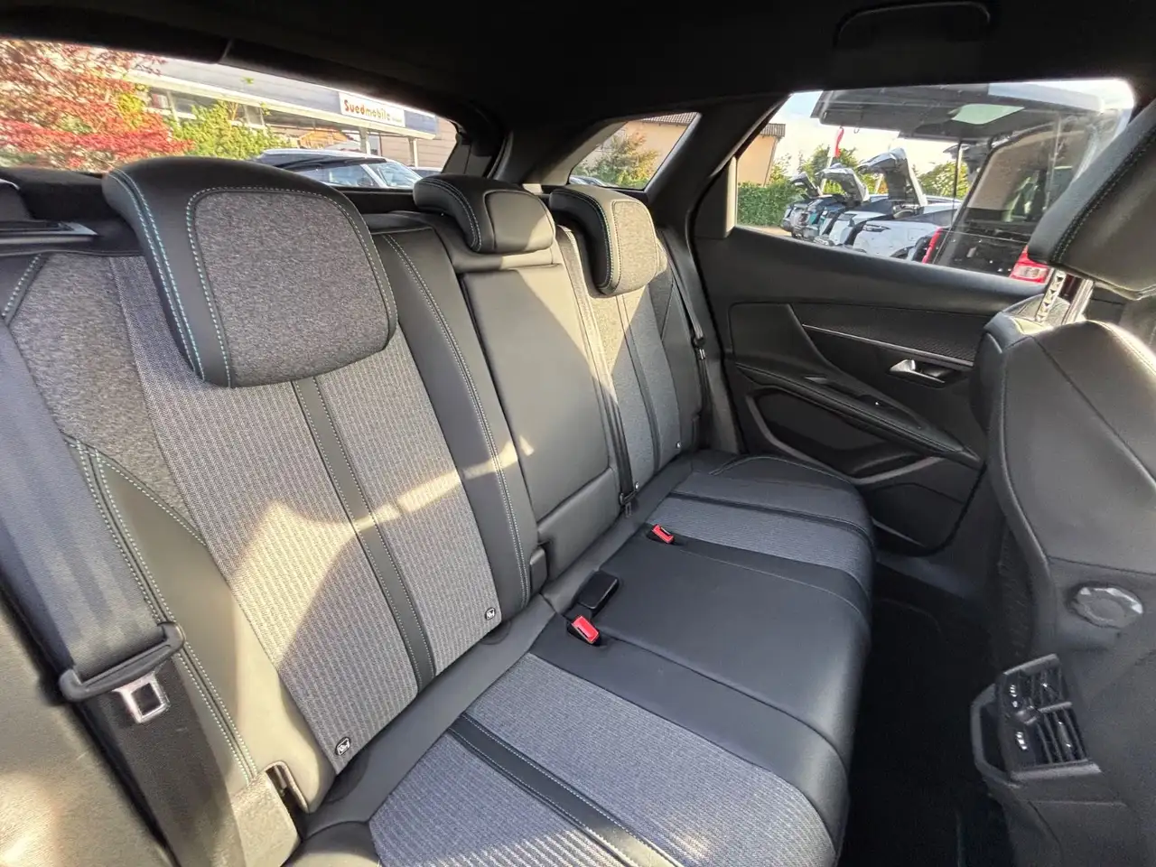 Peugeot 3008 Hybrid 136 e-DSC6 Allure Pack — Galería del vehículo 13