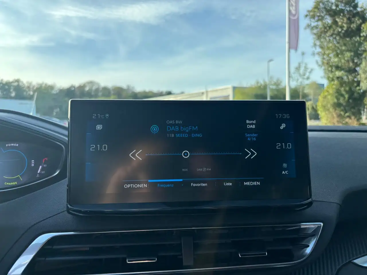 Peugeot 3008 Hybrid 136 e-DSC6 Allure Pack — Galería del vehículo 22