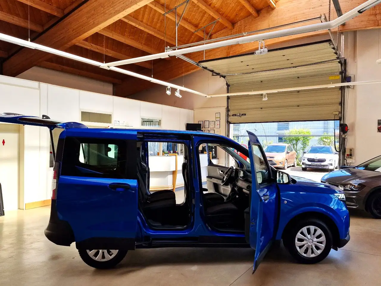 Ford Tourneo Courier Trend Automatik 5J-GAR PDC — Vehicle gallery 17