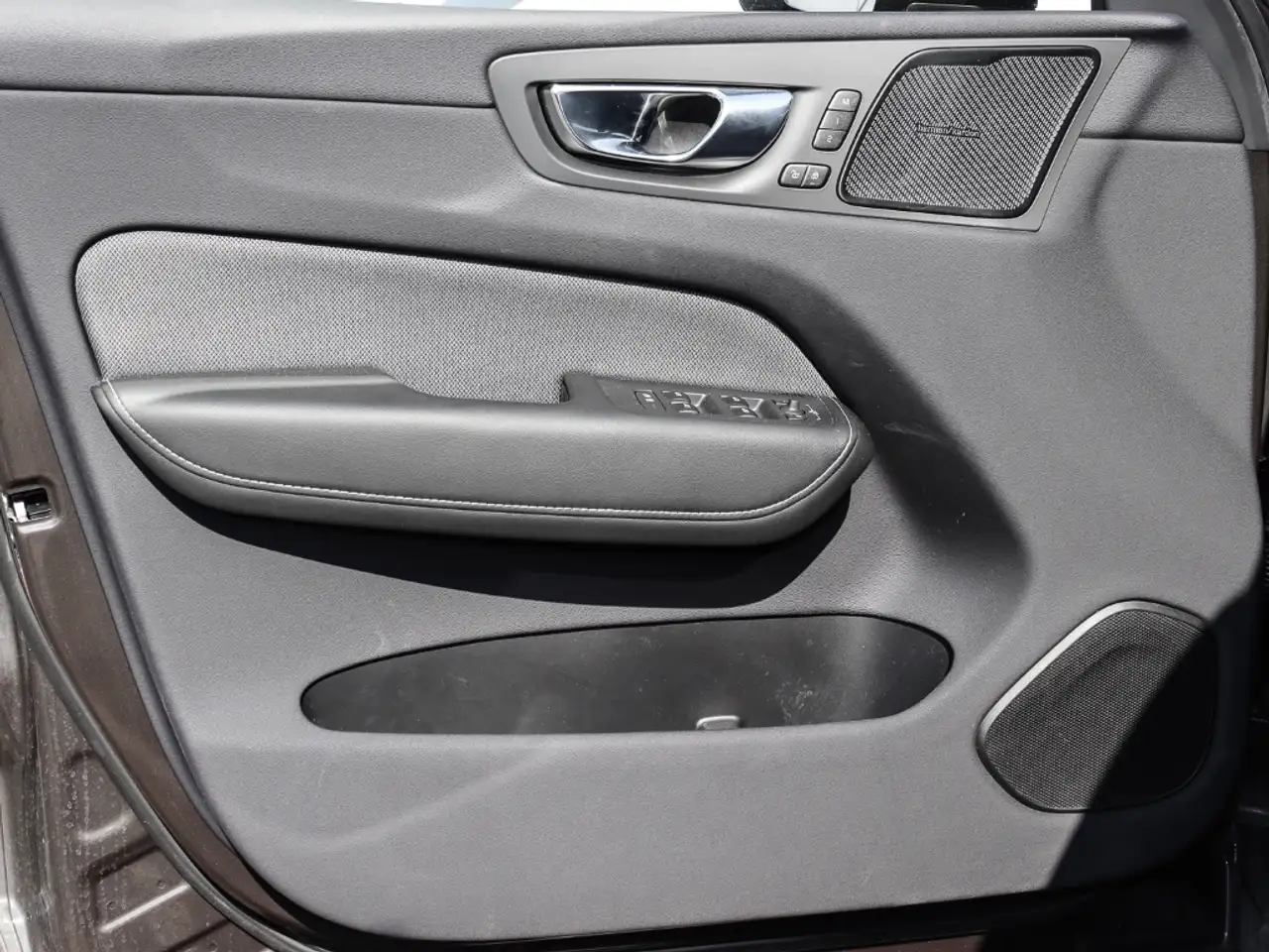 Volvo XC60 Plus Dark Recharge Plug-In Hybrid AWD T8 Twin Engi — معرض صور السيارة 10