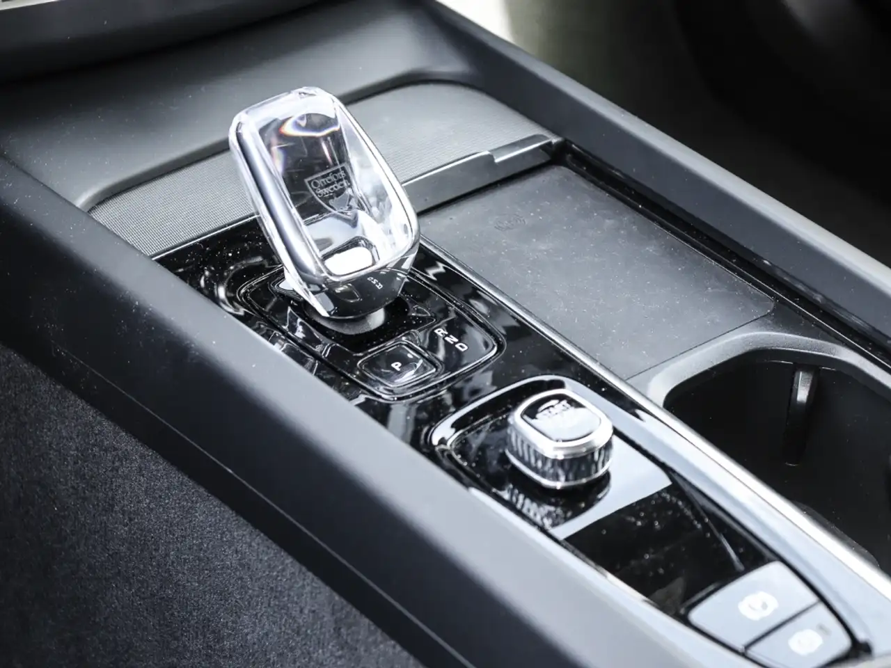 Volvo XC60 Plus Dark Recharge Plug-In Hybrid AWD T8 Twin Engi — معرض صور السيارة 12