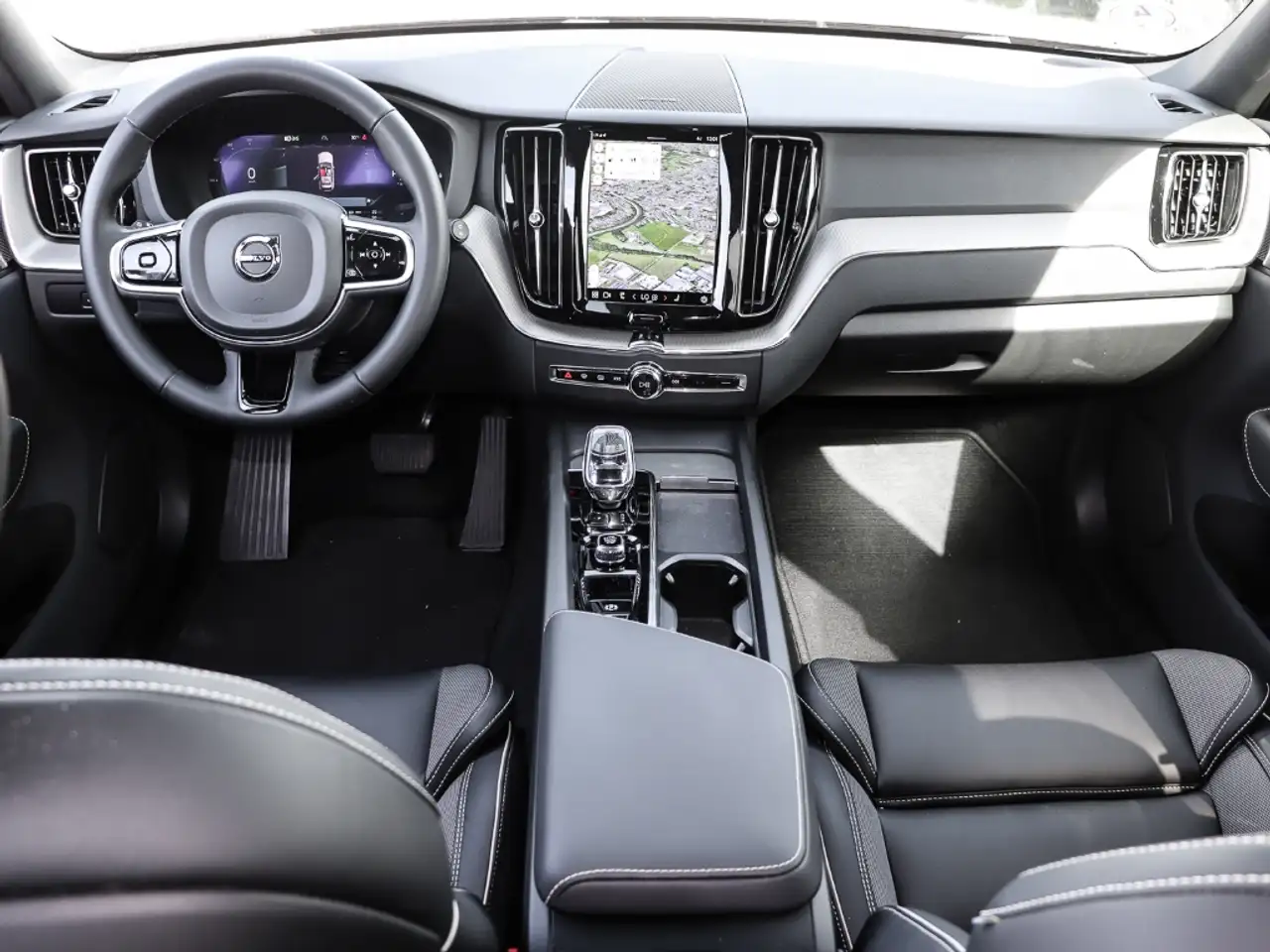 Volvo XC60 Plus Dark Recharge Plug-In Hybrid AWD T8 Twin Engi — معرض صور السيارة 5