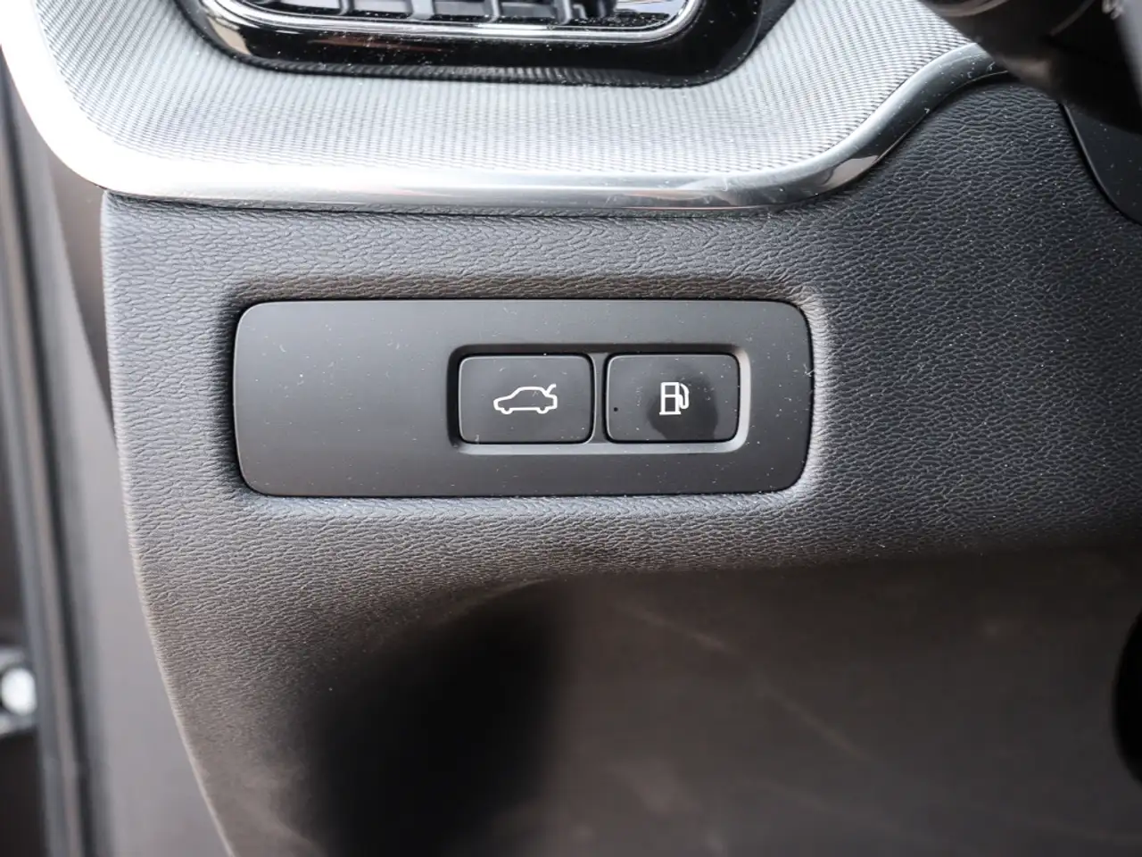 Volvo XC60 Plus Dark Recharge Plug-In Hybrid AWD T8 Twin Engi — معرض صور السيارة 11