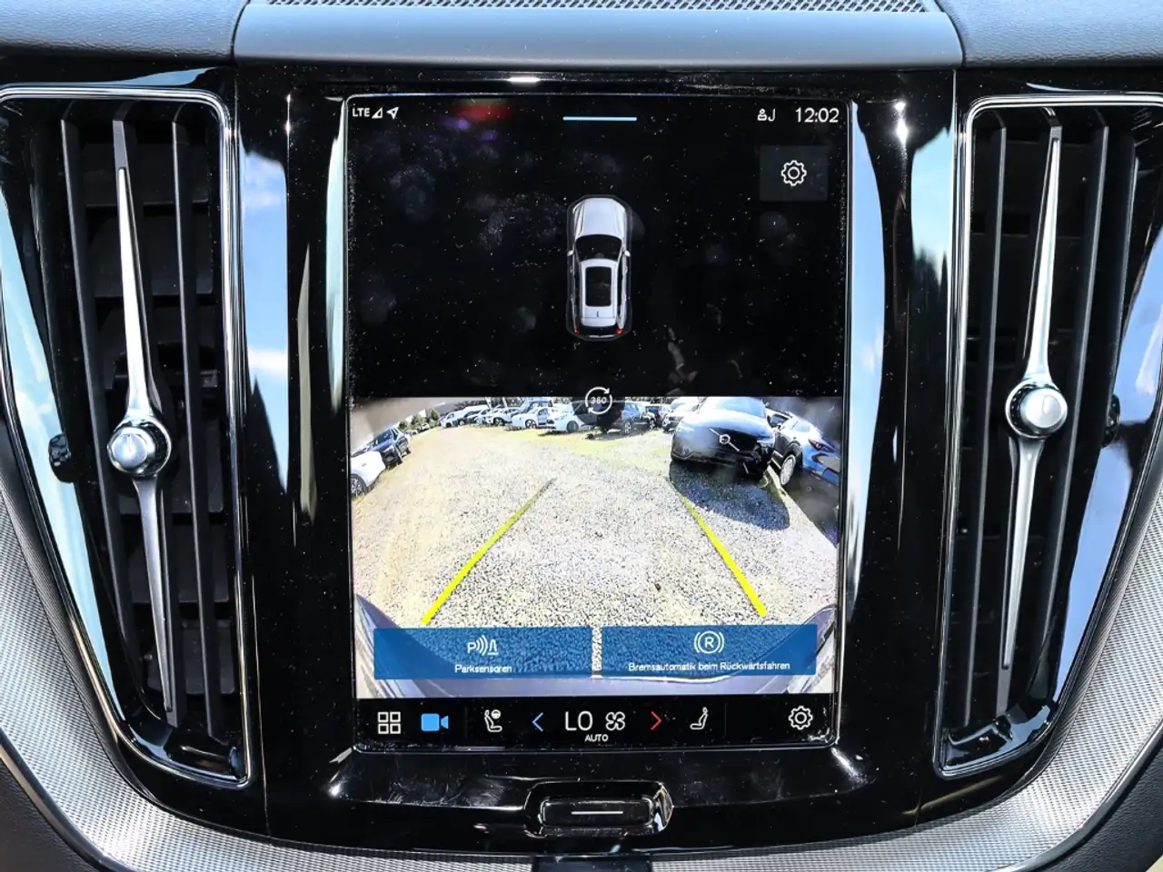 Volvo XC60 Plus Dark Recharge Plug-In Hybrid AWD T8 Twin Engi — معرض صور السيارة 9