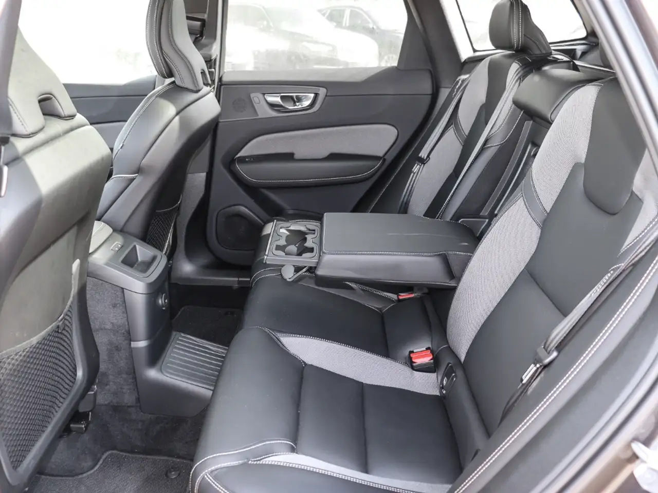 Volvo XC60 Plus Dark Recharge Plug-In Hybrid AWD T8 Twin Engi — معرض صور السيارة 14