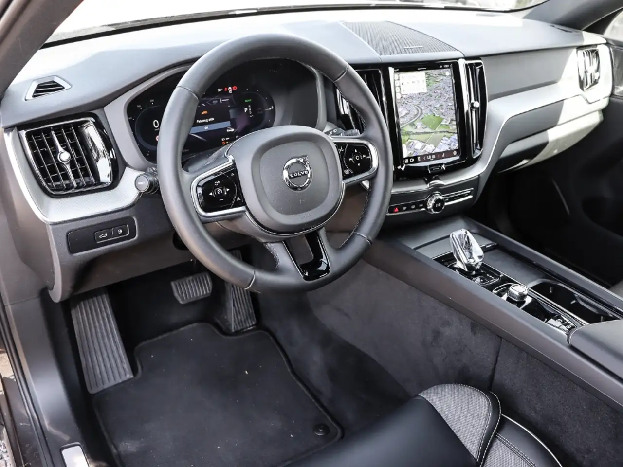 Volvo XC60 Plus Dark Recharge Plug-In Hybrid AWD T8 Twin Engi — معرض صور السيارة 4