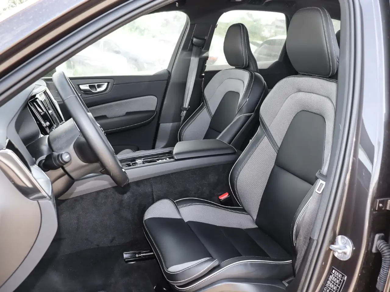 Volvo XC60 Plus Dark Recharge Plug-In Hybrid AWD T8 Twin Engi — معرض صور السيارة 7