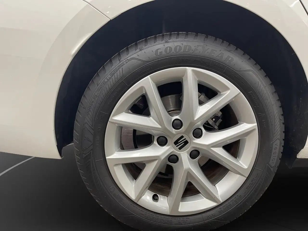 SEAT Leon Sportstourer 1.5 eTSI Style LED LM 16" Full — Vehicle gallery 14