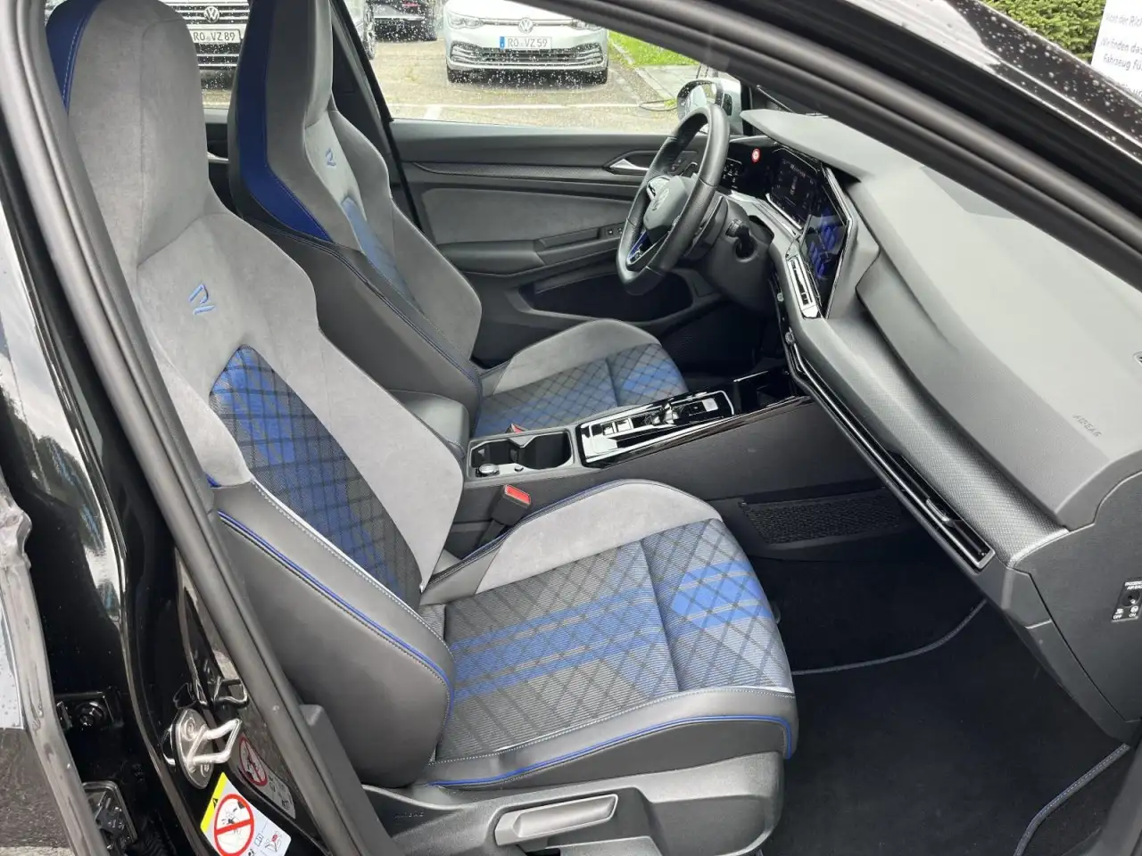 Volkswagen Golf VIII R 2,0 TSI 4Motion DSG (ACC+Navi+LED) Klima — Galería del vehículo 5