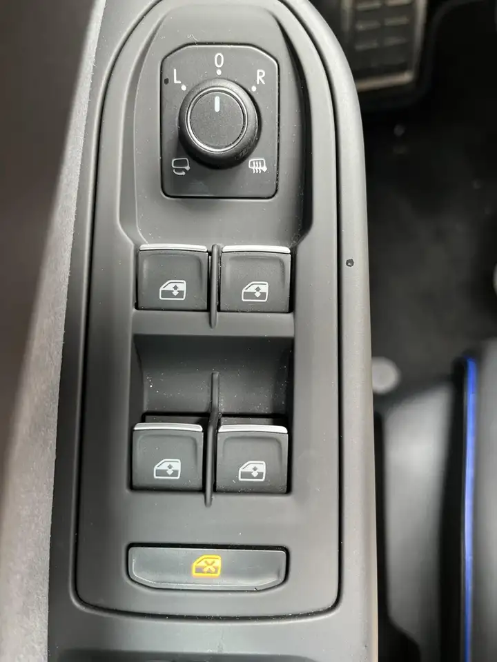 Volkswagen Golf VIII R 2,0 TSI 4Motion DSG (ACC+Navi+LED) Klima — Galería del vehículo 9