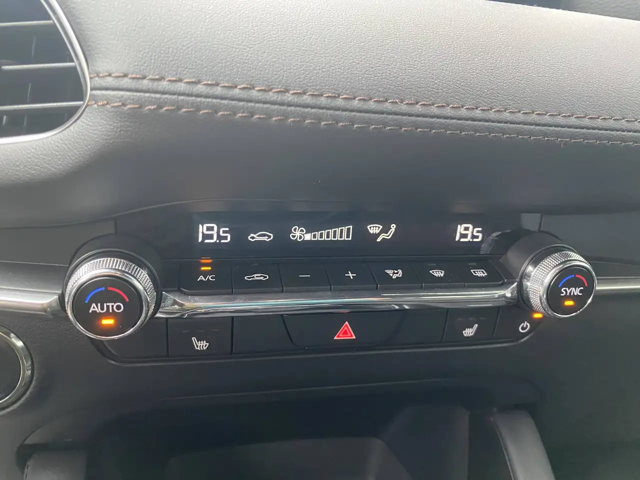 Mazda 3 e-SKY-G 122PS M-HYBRID Autom. EXCLUSIVE-LINE — معرض صور السيارة 15