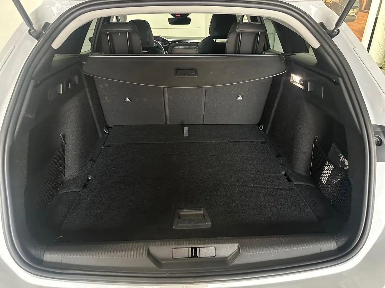 Peugeot 308 SW Allure 1.2 PureTech 130+Navi+360°+ACC+SHZ — Galería del vehículo 30