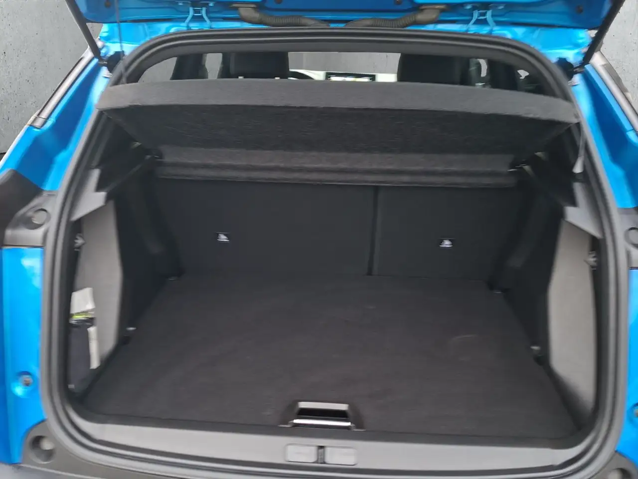 Peugeot 2008 1.2 PureTech 130 Allure — Vehicle gallery 17
