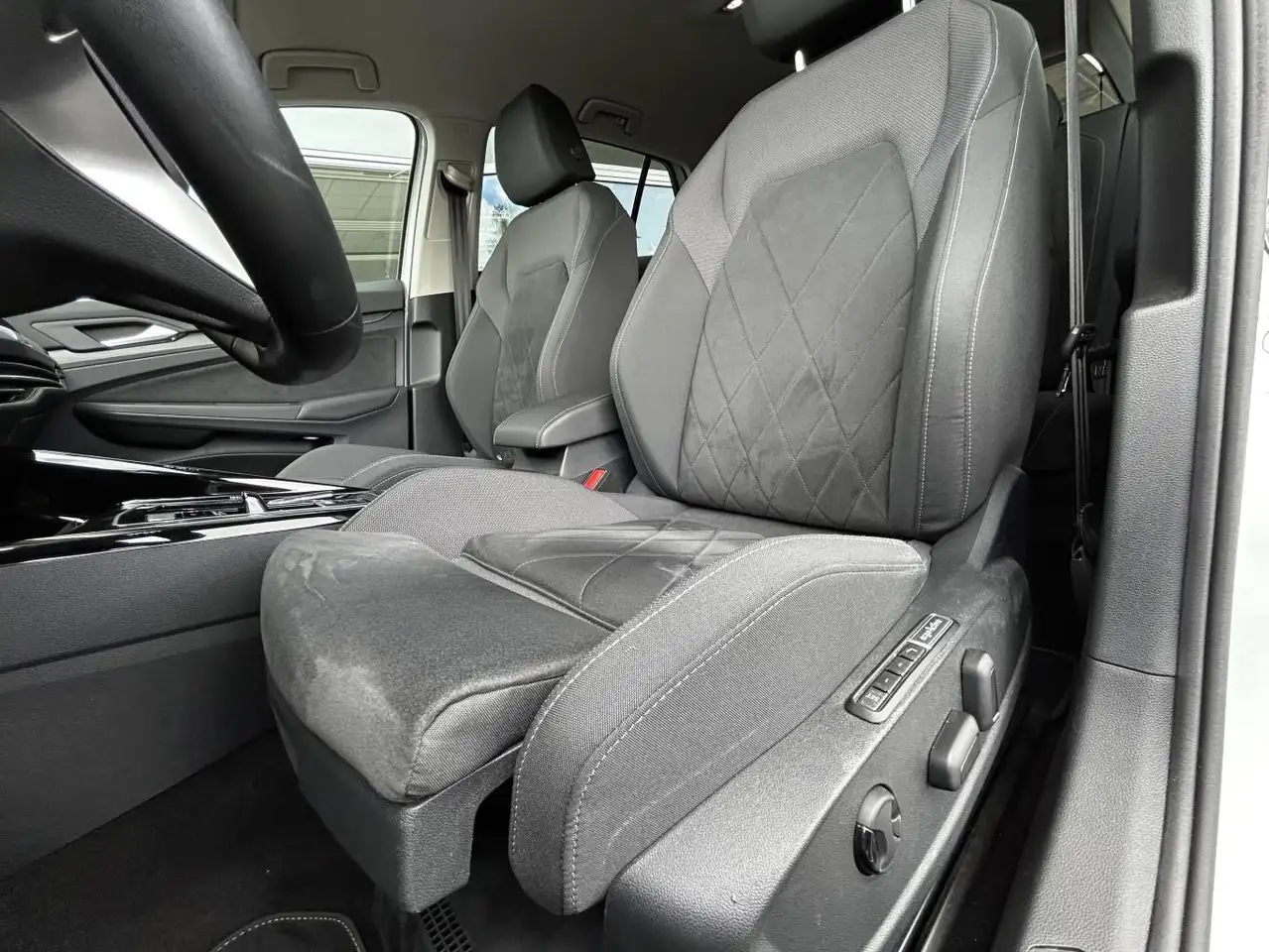 Volkswagen Golf 1.5 eTSI DSG Style APP-CONNECT+ACTIVE-INFO+ — معرض صور السيارة 6