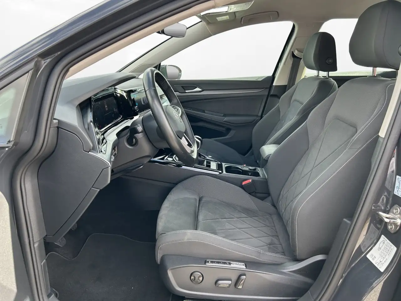 Volkswagen Golf VIII 1.5 TSI STYLE | PDC | LED | ACC | — معرض صور السيارة 8