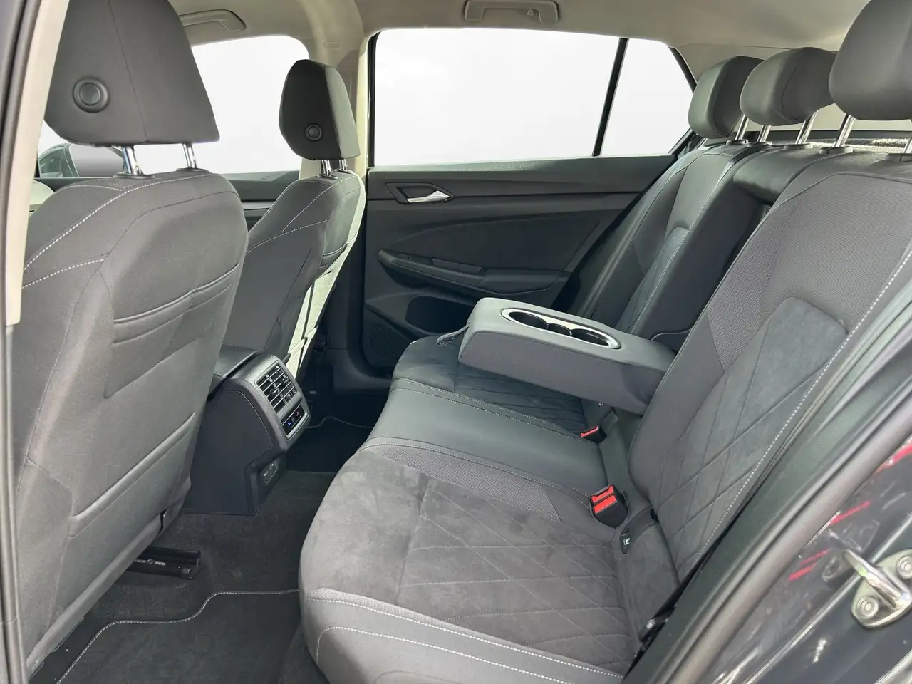 Volkswagen Golf VIII 1.5 TSI STYLE | PDC | LED | ACC | — معرض صور السيارة 11