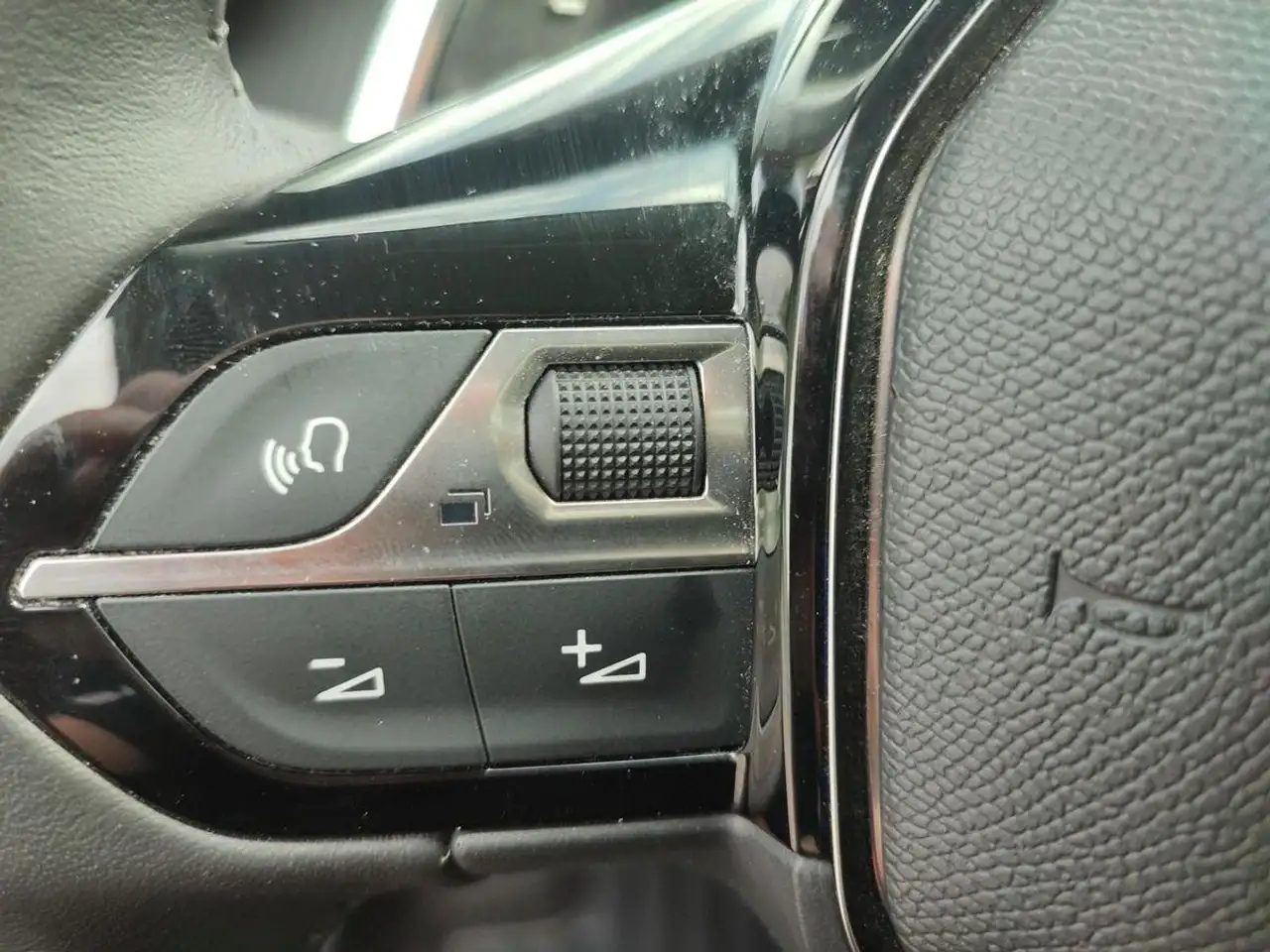 Peugeot 208 Allure Pack *ACC*LED*NAVI*KAMERA*TEILLEDER* — Galería del vehículo 16