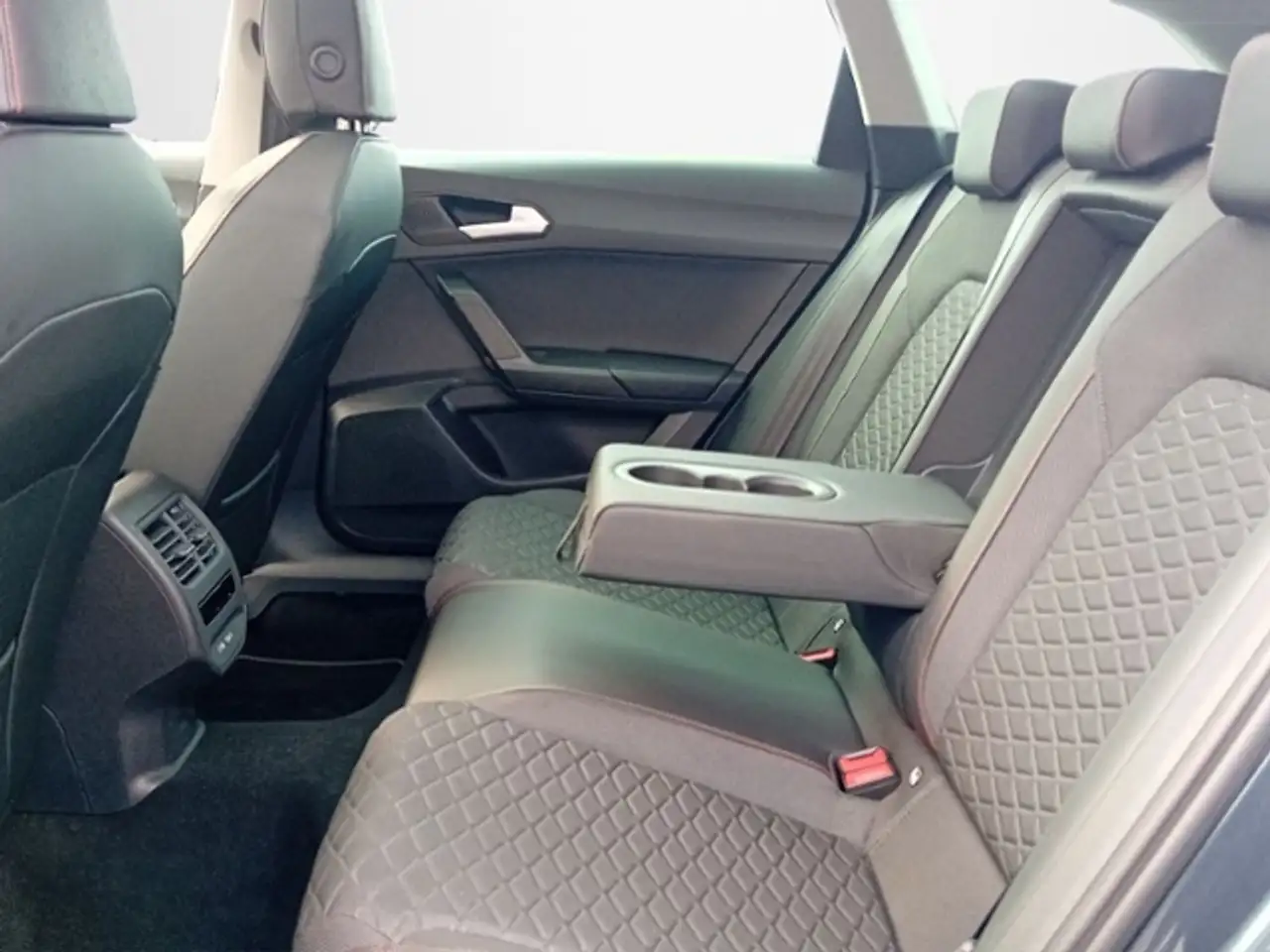 SEAT Leon Sportstourer 1.5 eTSI OPF DSG FR — معرض صور السيارة 13