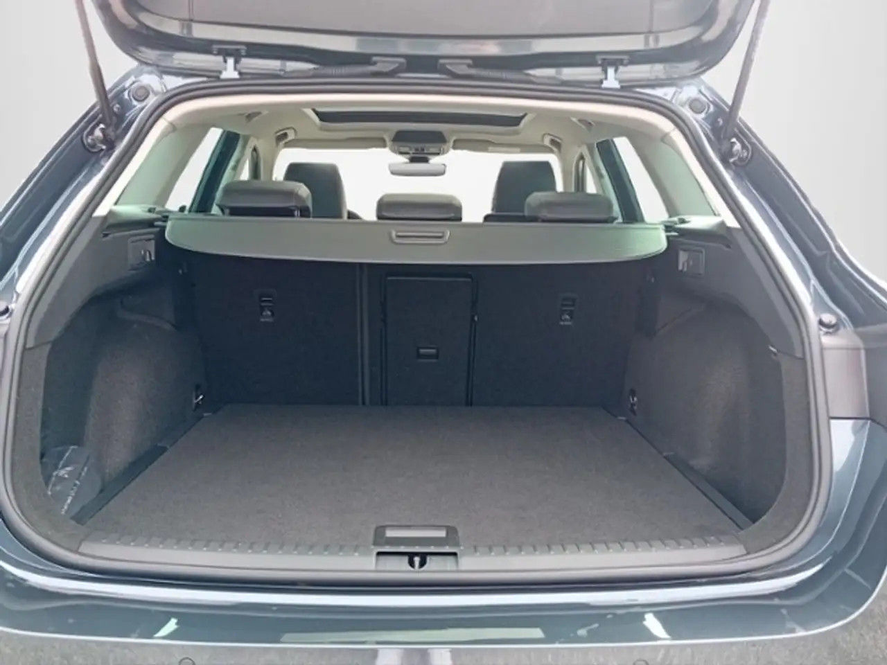 SEAT Leon Sportstourer 1.5 eTSI OPF DSG FR — معرض صور السيارة 20