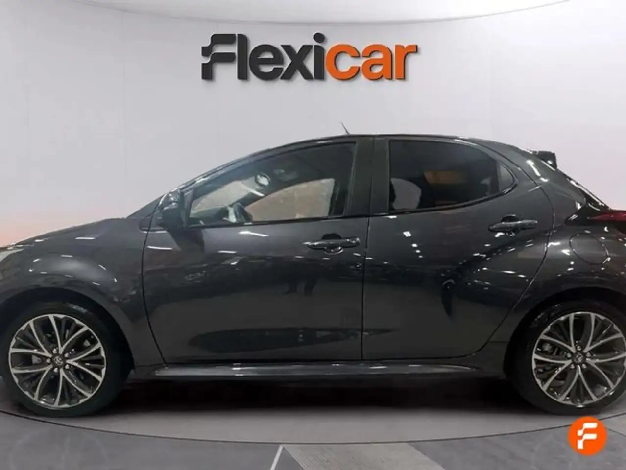 Toyota Yaris 120H 1.5 Style — Vehicle gallery 4