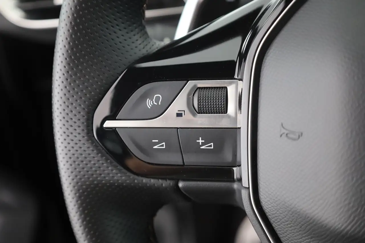 Peugeot 3008 1.2 PureTech GT LED Navi Panorama Kamera — Galerie du véhicule 16