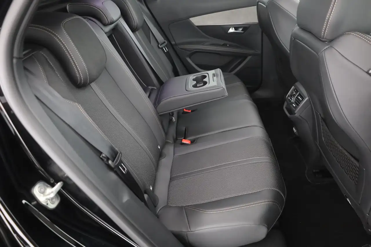 Peugeot 3008 1.2 PureTech GT LED Navi Panorama Kamera — Galerie du véhicule 25