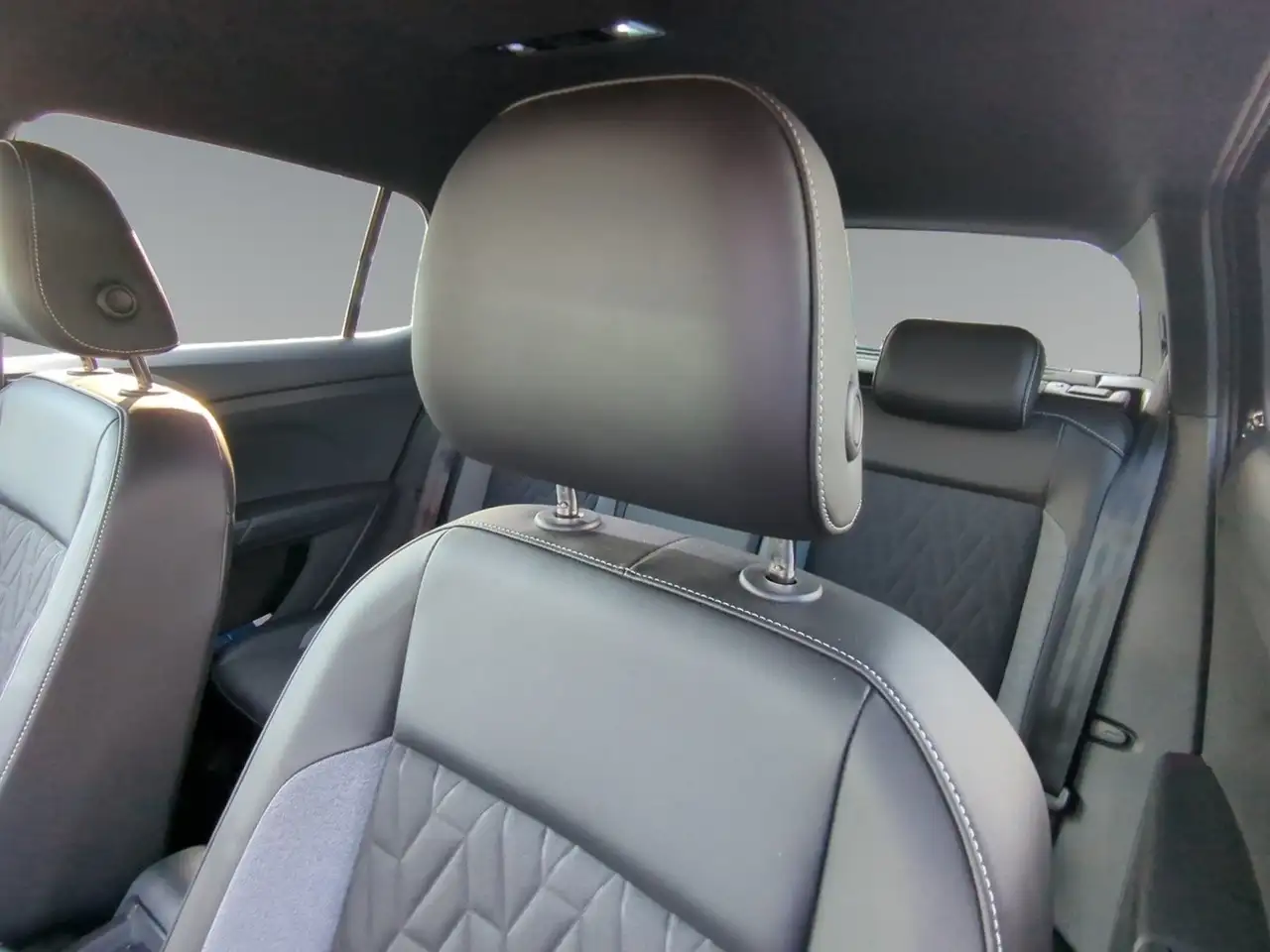 Volkswagen T-Cross 1.0 TSI DSG GOAL LED NAVI CLIMATRONIC — Galería del vehículo 14