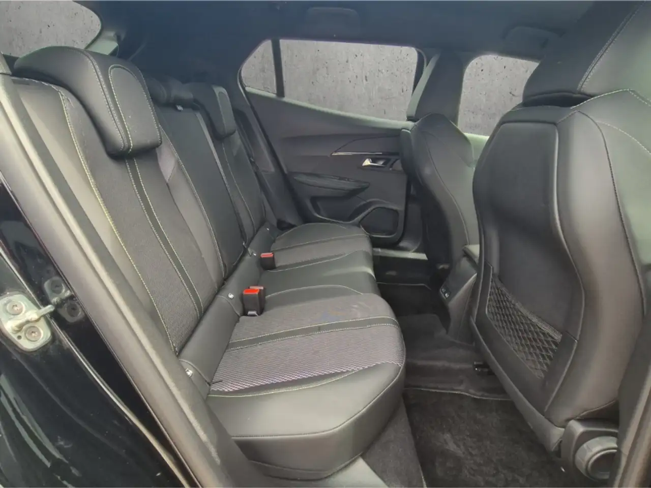 Peugeot 2008 GT PureTech 130 EAT8 Navi 360 Kamera LED ACC Apple — Galería del vehículo 14