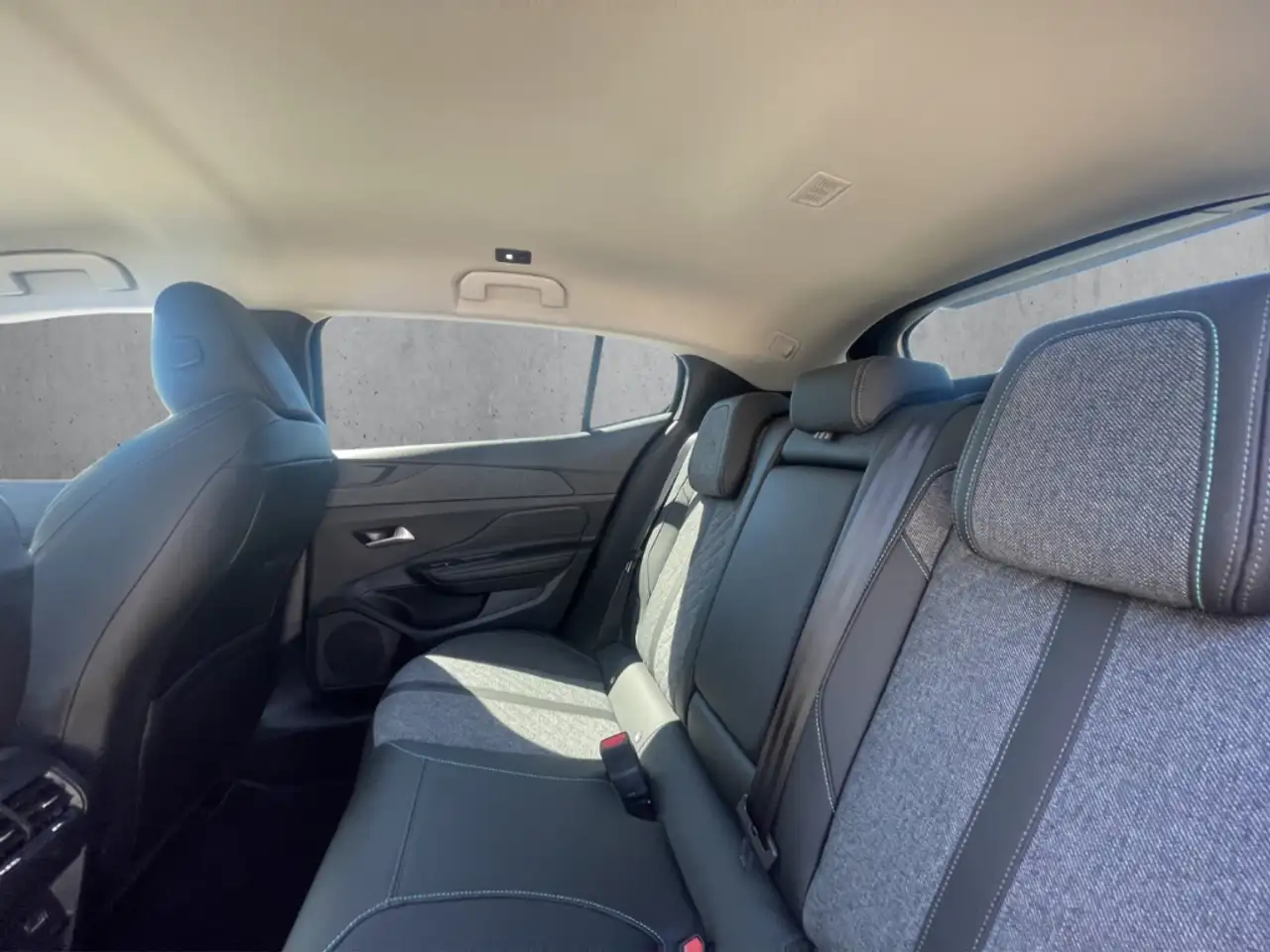 Peugeot 408 Allure PureTech 130 EAT8 AHK-abnehmbar Navi Memory — Vehicle gallery 8