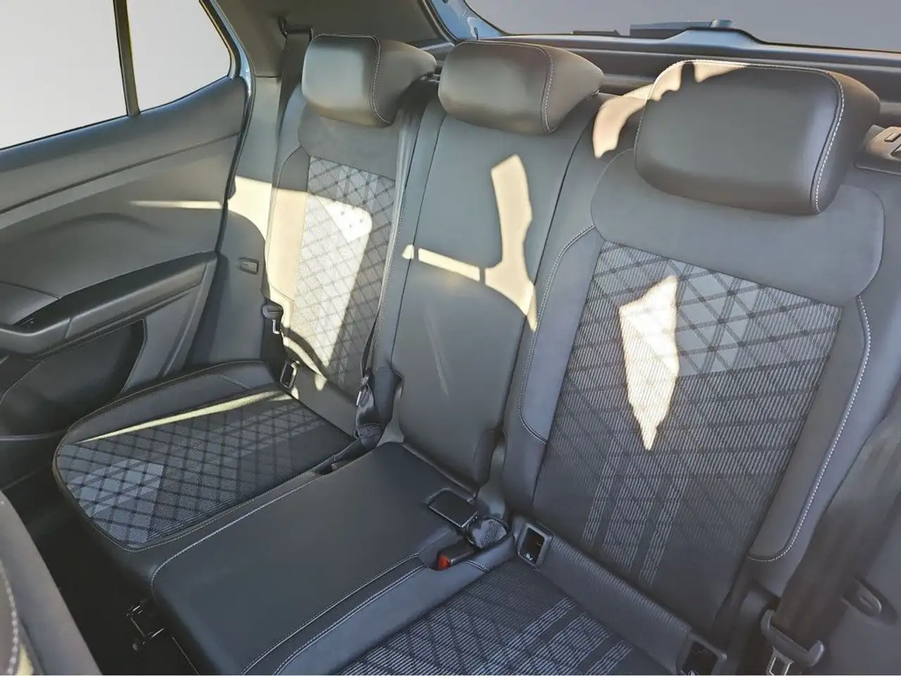 Volkswagen T-Cross 1.0TSI DSG R-Line — Vehicle gallery 19