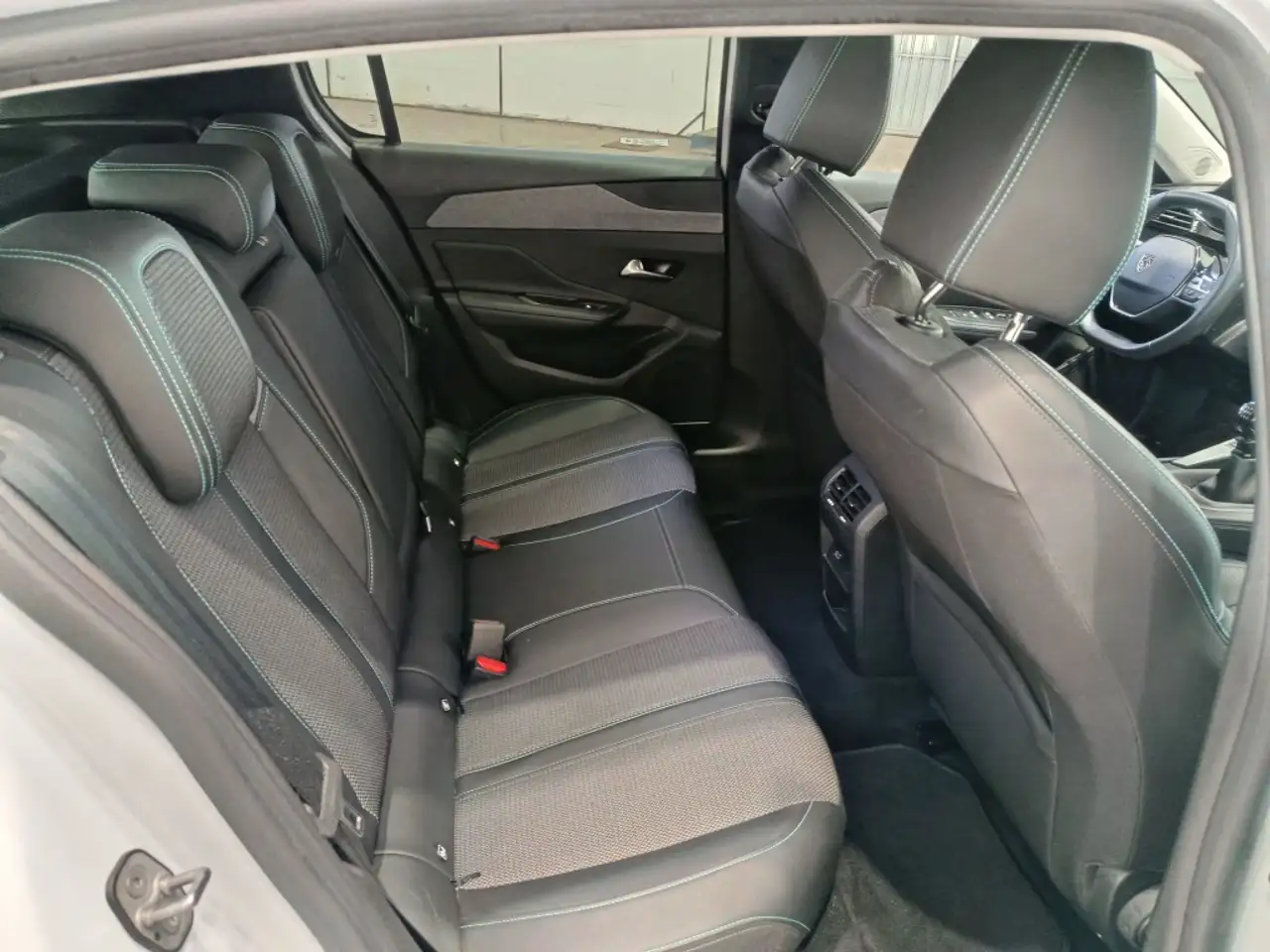 Peugeot 308 1.2 PureTech S&S Allure Pack 130 — Vehicle gallery 11