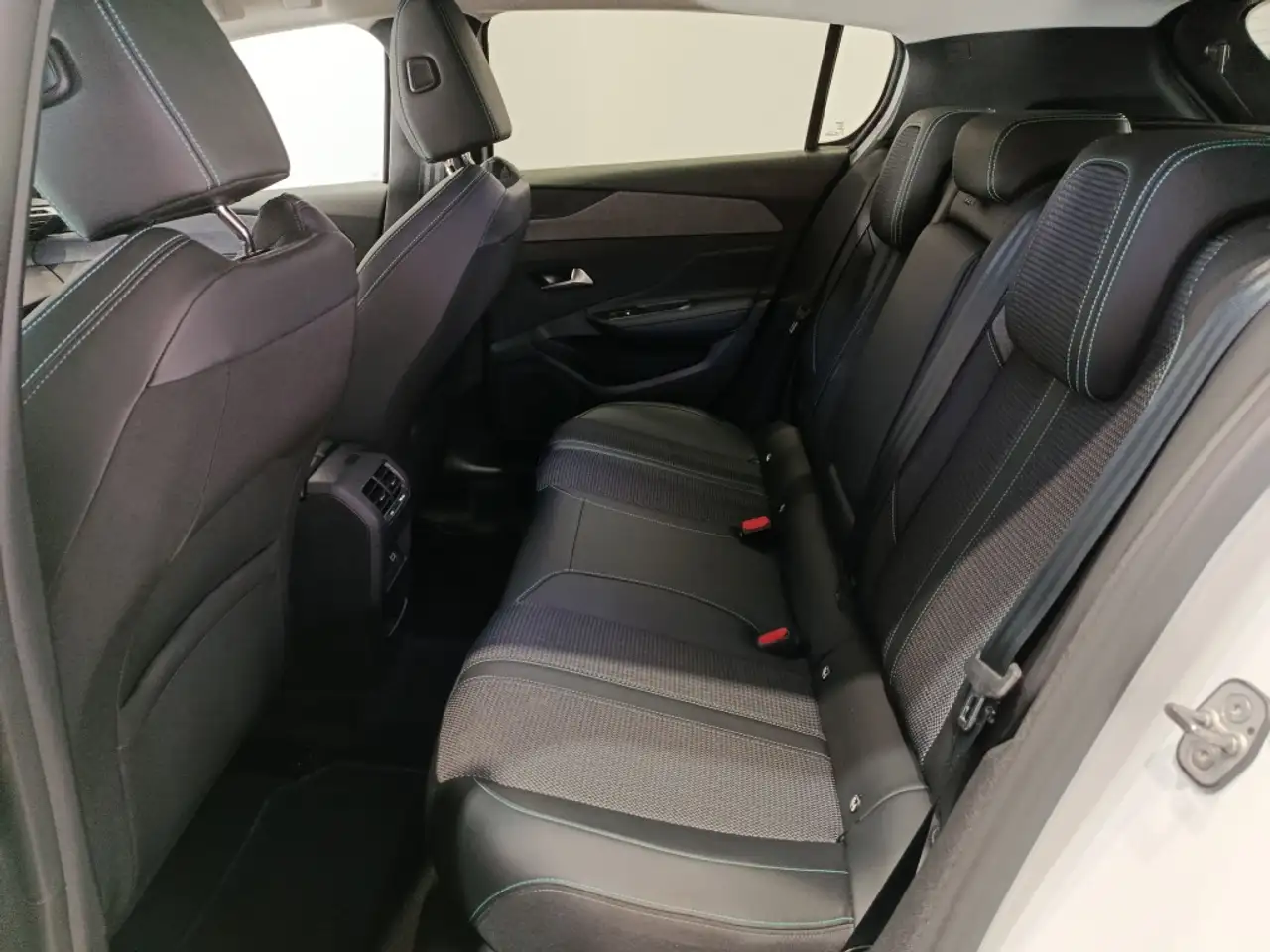 Peugeot 308 1.2 PureTech S&S Allure Pack 130 — Vehicle gallery 9