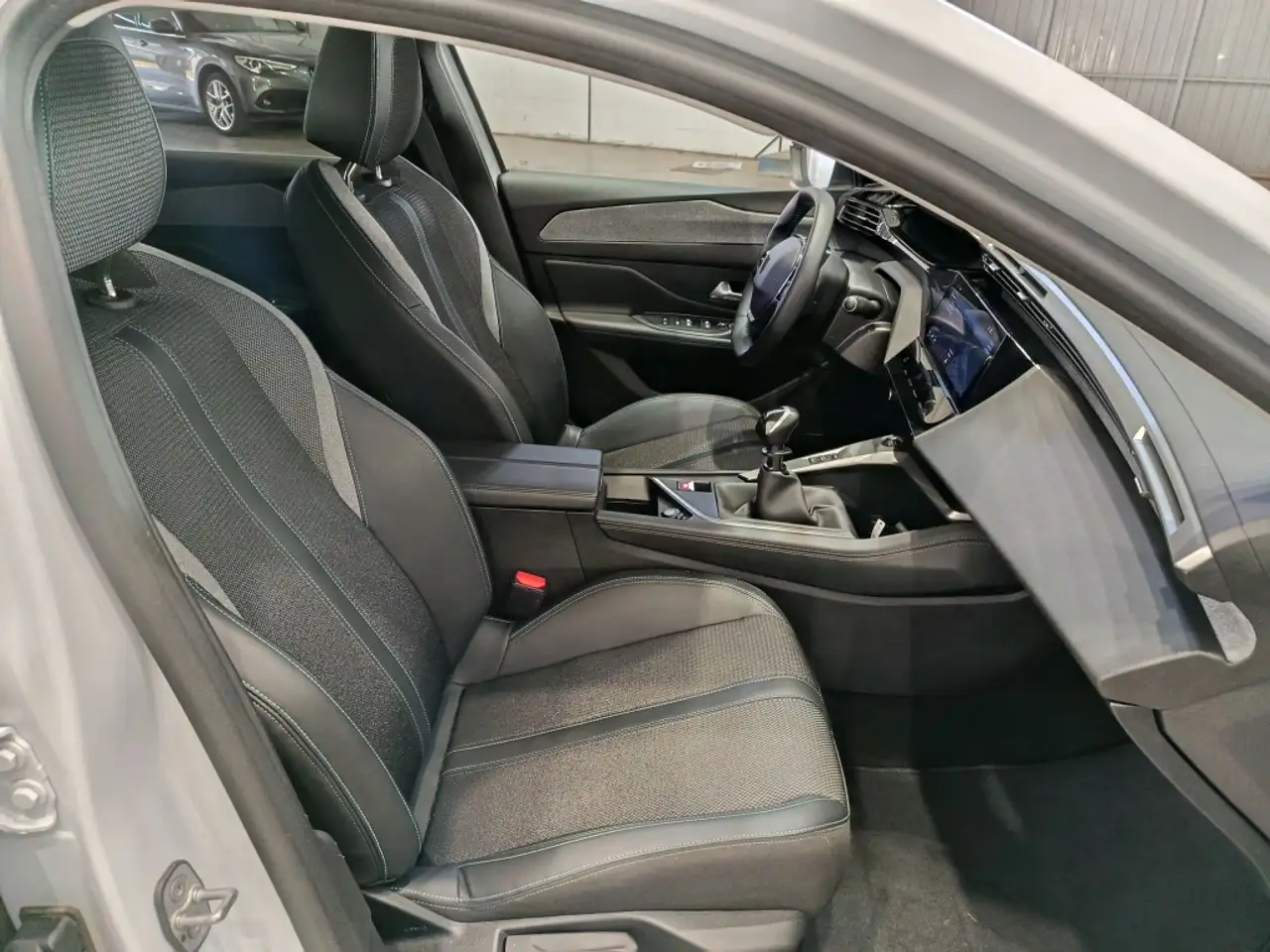 Peugeot 308 1.2 PureTech S&S Allure Pack 130 — Vehicle gallery 12