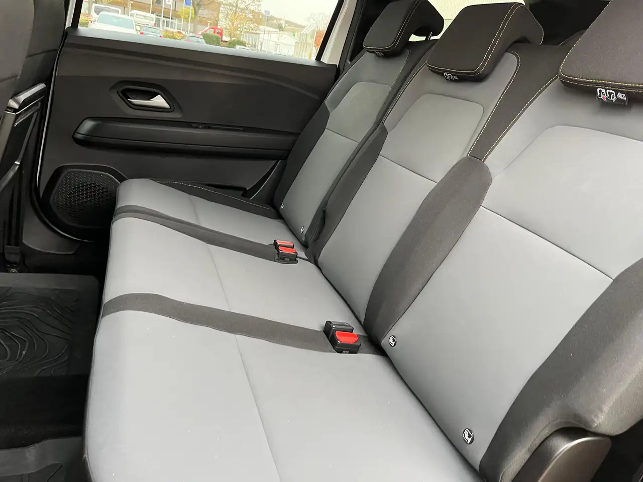Dacia Jogger Extreme+ TCe 110 7-Sitzer/KLIMA/NAVI/SHZ/ALLWETTER — Vehicle gallery 9
