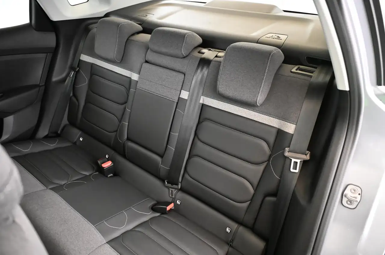 Citroen C4 X 1.2 PT EAT8 130 MAX LED/NAV/SOUND/PANO/H-UP/18 — معرض صور السيارة 24